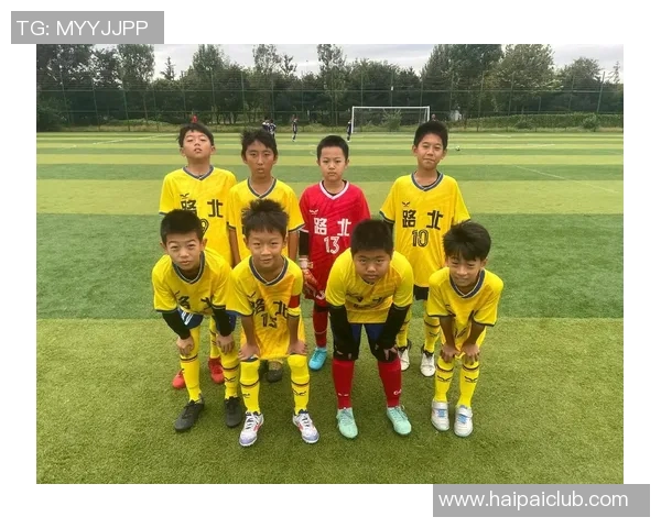 足球明星温馨瞬间与孩子亲密互动的感人画面分享